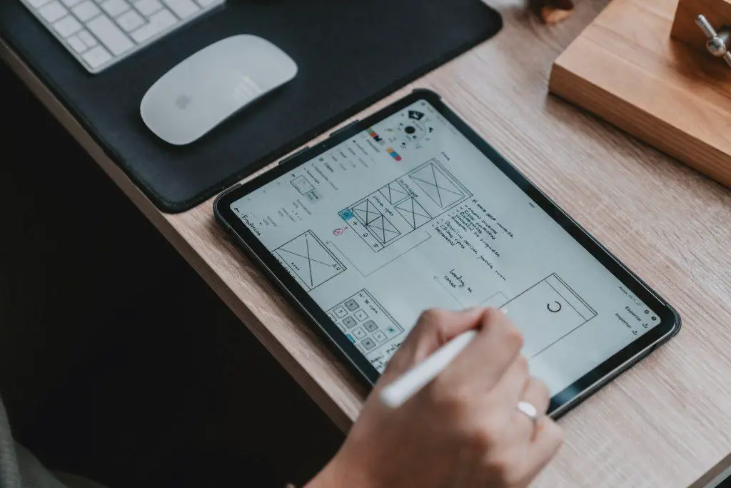 UX designer making UX wireframes on ipad with apple pencil
